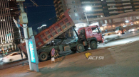 Водитель самосвала оборвал провода в Новосибирске