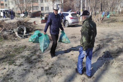 Иностранные специалисты вышли на субботник на улице Хилокской в Новосибирске