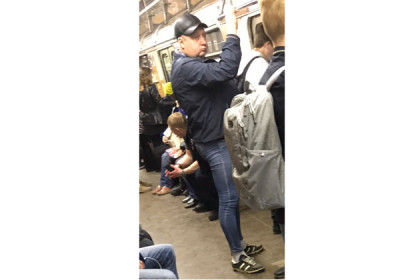 Дедушка в неприлично узких джинсах рассмешил пассажиров метро
