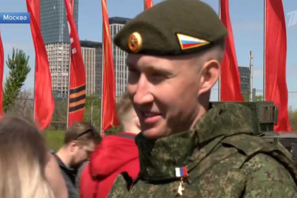 Участие в параде на Красной площади примет Герой России из Новосибирска