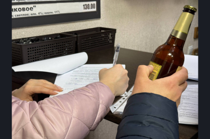 Сотни нарушителей правил продажи алкоголя наказали в регионе